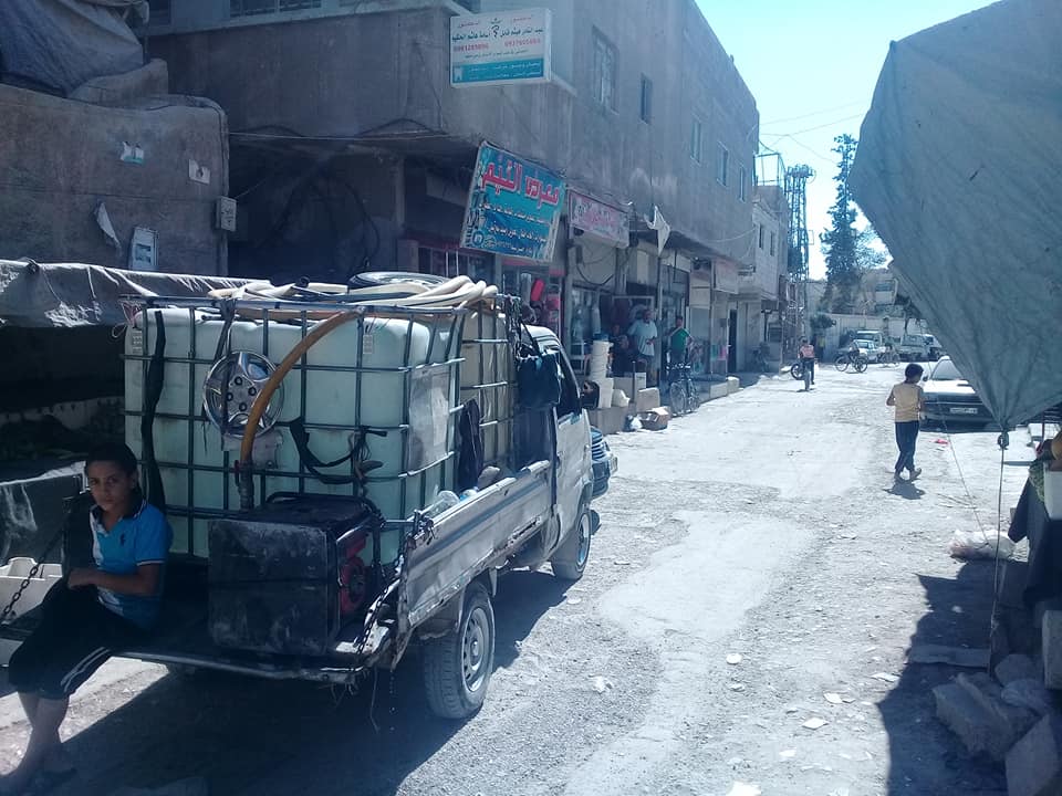 أهالي مخيم السيدة زينب يشكون معاناتهم من أجل الحصول على الماء 