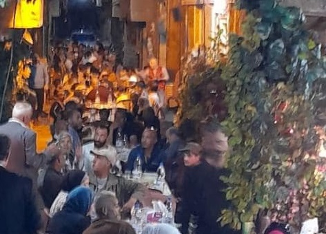 مأدبة إفطار للأهالي في مخيم اليرموك