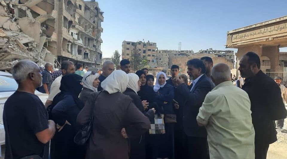 أهالي مخيم اليرموك ينقلون مشاكلهم وصعوبات عيشهم للسفير عبد الهادي 