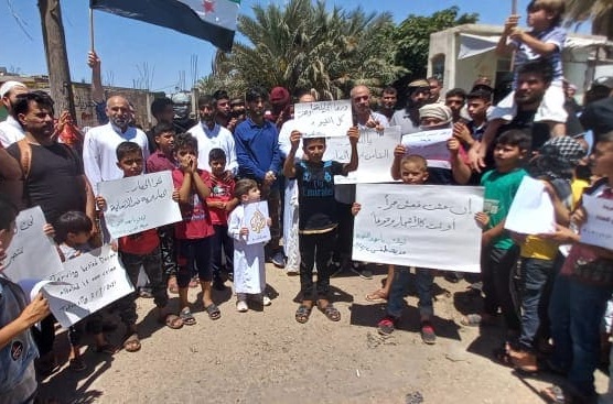 أهالي مخيم درعا يشاركون في مظاهرات لرفع الحصار عن درعا 