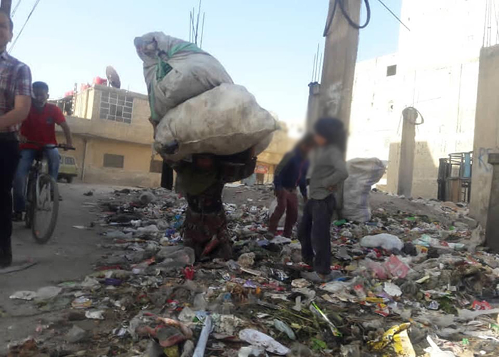 مخيم الحسينية.. مكبات القمامة وسيلة لكسب الرزق وإعالة العائلة 