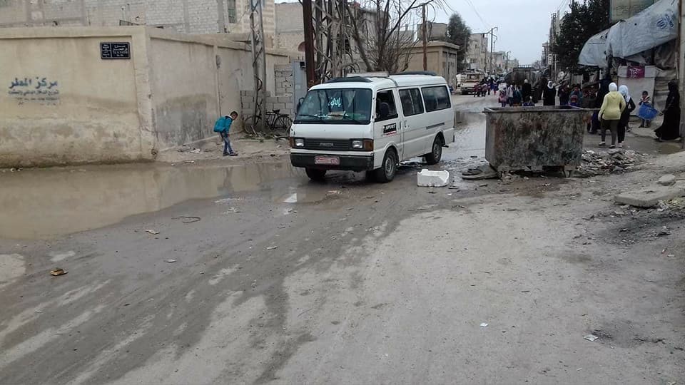 جشع أصحاب الحافلات يزيد من معاناة الأهالي في مخيم الحسينية