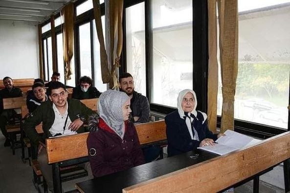 بعمر 79  عاماً فلسطينية سورية تتخرج من الجامعة