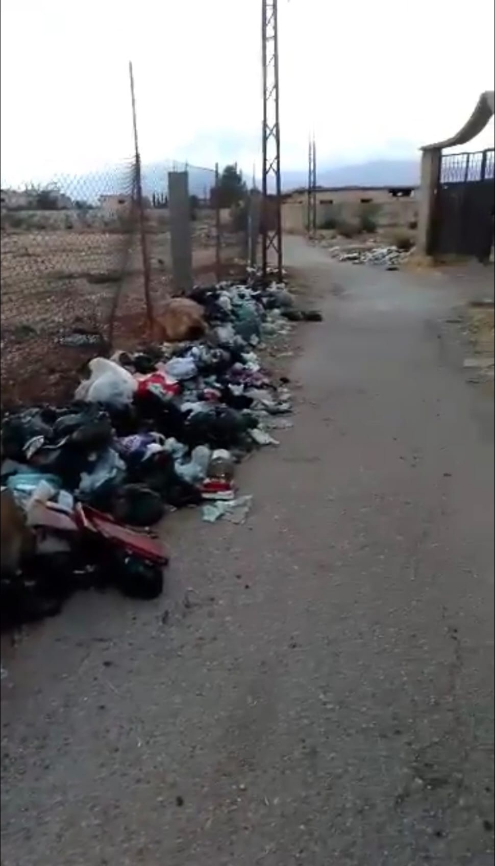 شكوى من أهالي مخيم خان الشيح بسبب تراكم القمامة
