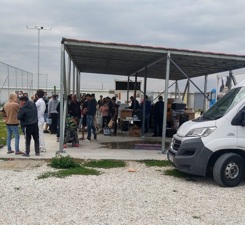 اليونان تحرم اللاجئين في المخيمات من وجبات الطعام المجانية