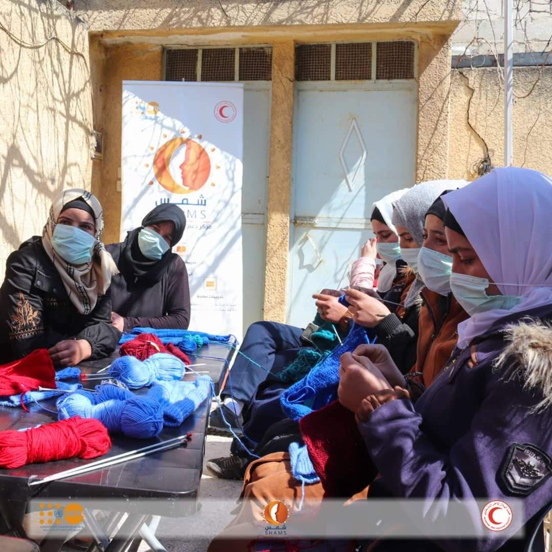 برنامج تمكين المرأة ينجح بتخريج نساء في مخيم النيرب