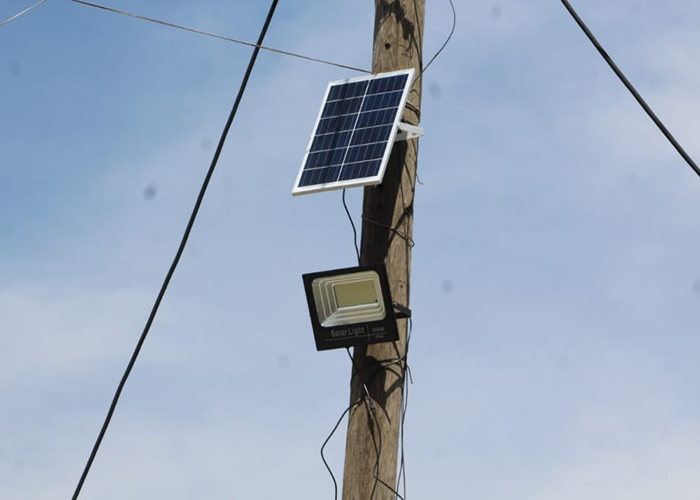 مبادرات مجتمعية لإنارة شوارع مخيم النيرب بالطاقة الشمسية