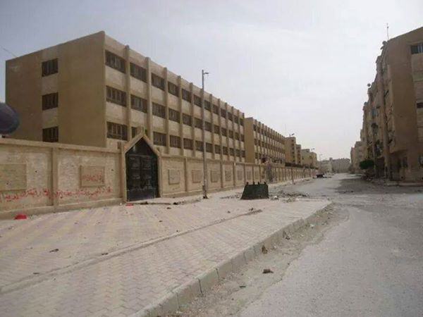 مخيم الحسينية.. كتابات مناهضة للسلطة السورية على جدران إحدى المدارس 