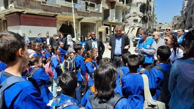 مدير شؤون الأونروا يزور مخيم اليرموك وسكانه يطالبون بإعادة إعماره 
