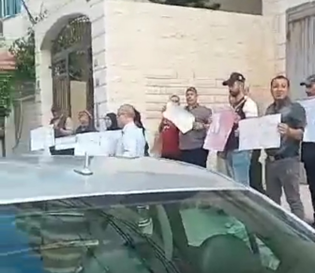 غزة..فلسطينيو سوريا يحتجون أمام مقر لمنظمة التحرير الفلسطينية