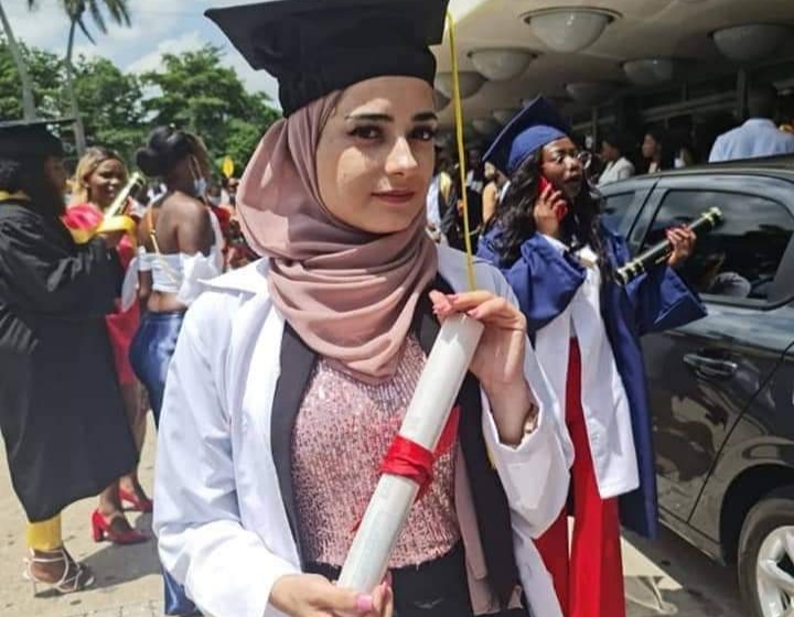 فلسطينية تتخرج من كلية الطب بمعدل 100%