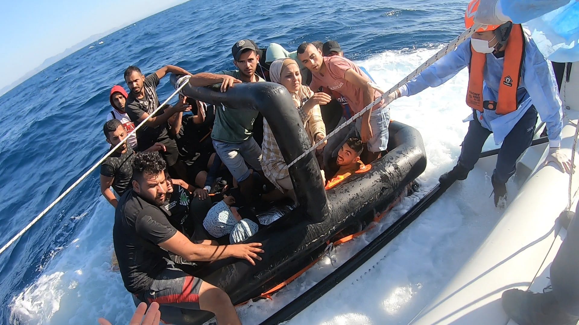 بعد نهبهم. خفر السواحل اليوناني يعيد بالقوة 21 مهاجراً فلسطينياً إلى المياه