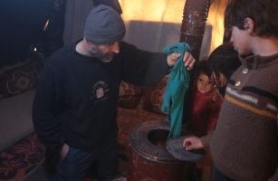 سوريا. العائلات الفلسطينية تحرق ملابسها وأثاث منازلها للحصول على الدفء
