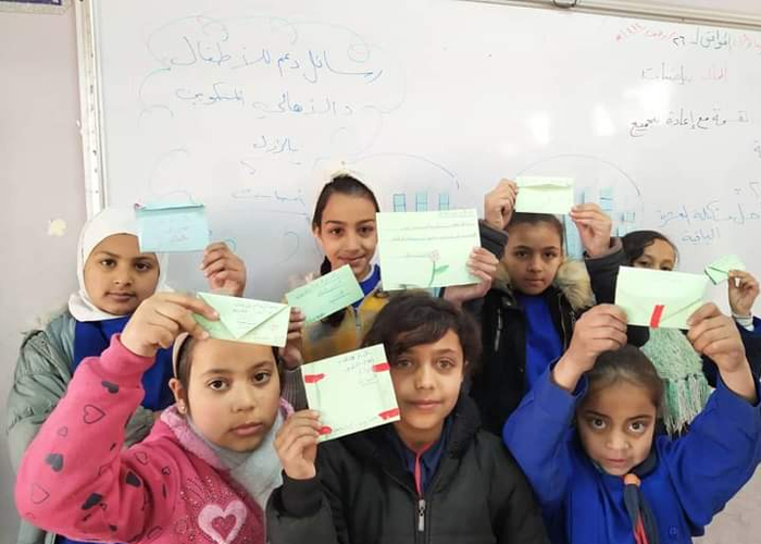 مخيم خان دنون.. أطفال مدرسة الحولة يوجهون رسائل دعم لمنكوبي الزلزال