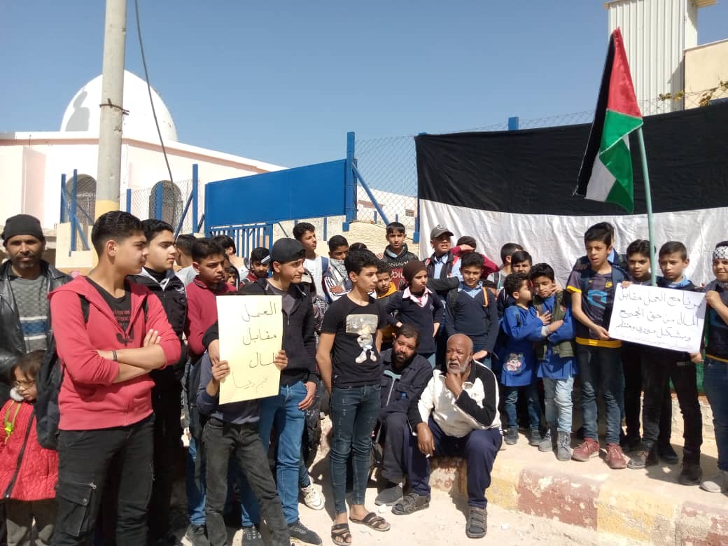 شاهد: الفلسطينيون جنوب سوريا يعتصمون أمام الأونروا للمطالبة بحقوقهم