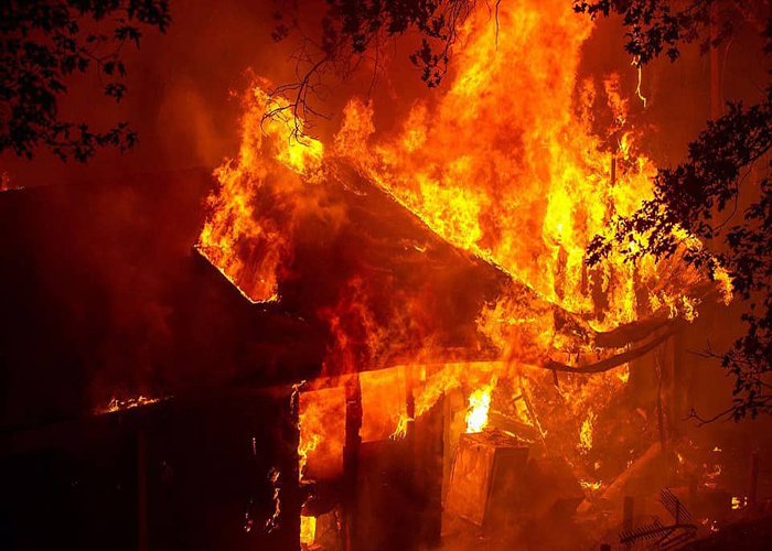 النيران تلتهم أحد المنازل في مخيم جرمانا