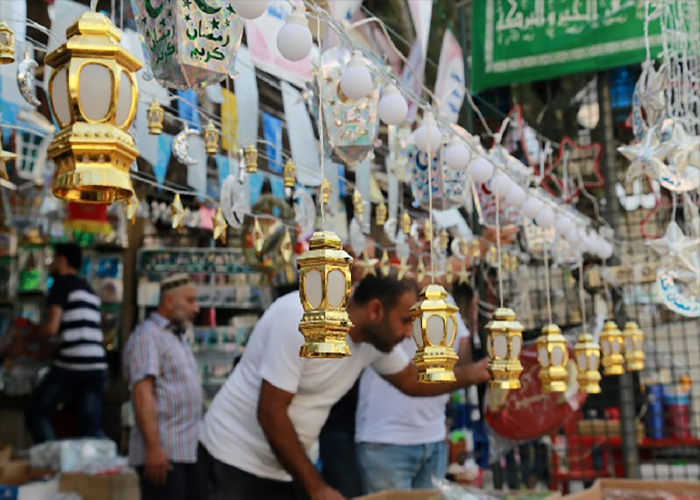 لبنان.. انهيار الليرة وارتفاع الأسعار يثقلان كاهل الصائم الفلسطيني السوري في رمضان  