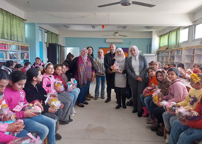 هدايا ومساعدات قدمتها طالبات مخيم العائدين بحمص لنظيراتهن في مخيم الرمل