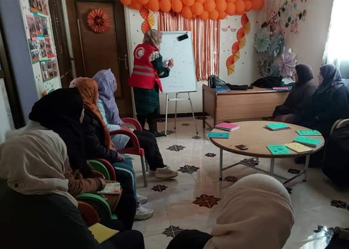 دورات محو أمية للسيدات في مخيم الرمدان ينفذها الهلال الفلسطيني
