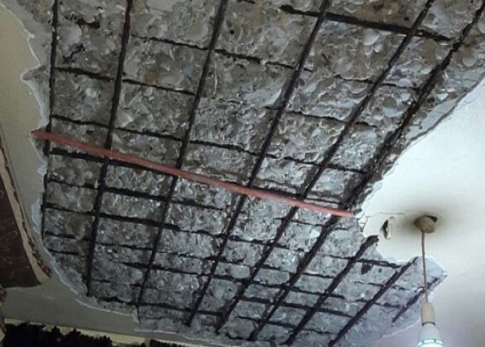 شاهد: نجاة عائلة فلسطينية سورية بعد انهيار أجزاء من سقف منزلها