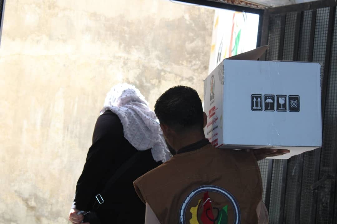توزيع مساعدات غذائية لأهالي مخيم اليرموك