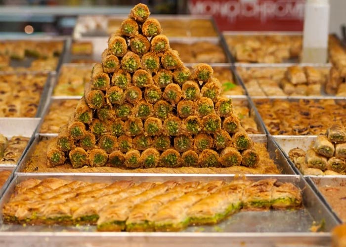 حلويات العيد. رفاهية لا تتحملها جيوب اللاجئين في مخيم خان دنون