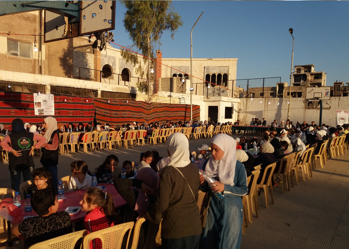 جمعية خيرية تنظم مأدبة إفطار للأيتام وذوي الاحتياجات الخاصة في مخيم اليرموك