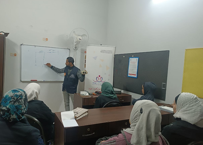 دورة للسيدات في مخيم اليرموك لتعلم الكهرباء المنزلية