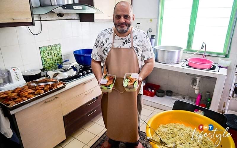يشاركهم أطباق المطبخ السوري.. طاه فلسطيني يقدم وجباته للمهاجرين في ماليزيا