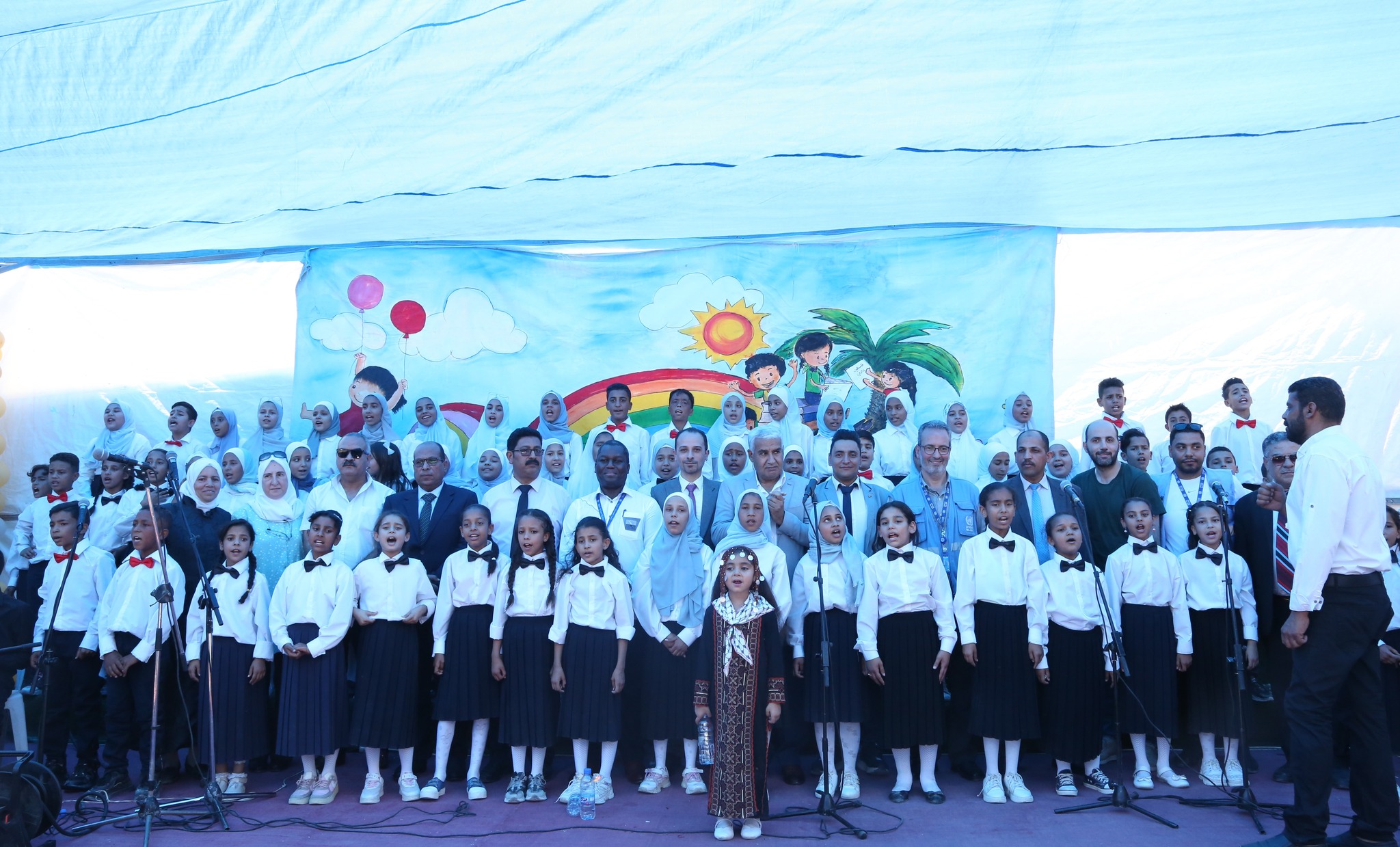 جوقة أطفال تقدم عرضها الفولكلوري في مخيم خان دنون وتكريم 40 طفلاً لتفوقهم 