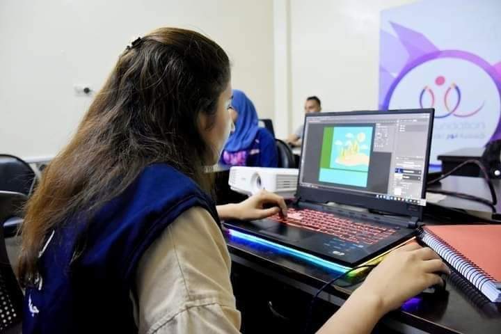 جمعية تنموية تنظم دورة في الغرافيك للشباب بمخيم الحسينية