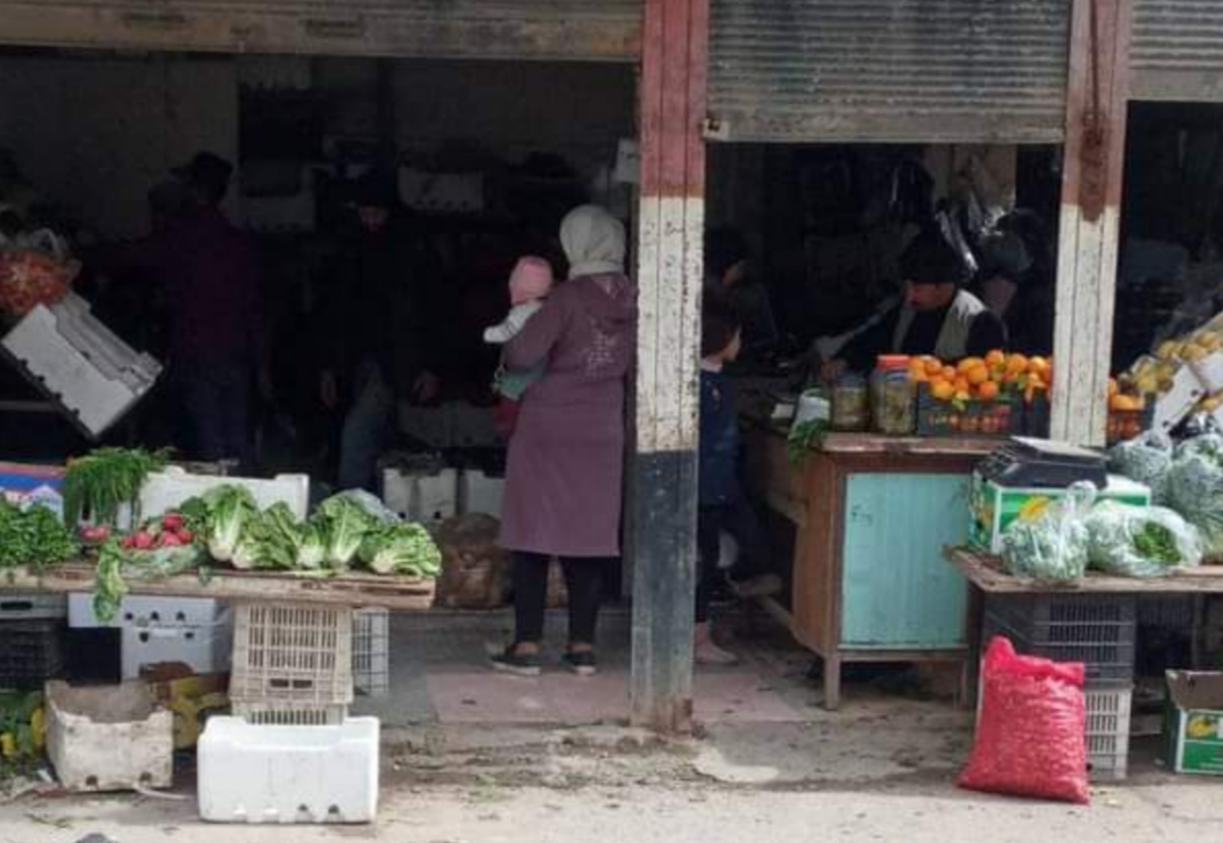 محلات الخضار في مخيم دنون ترمي الفواكه والخضروات بسبب الأزمة الاقتصادية