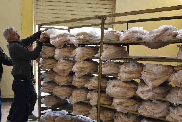 أهالي مخيم اليرموك يناشدون محافظة دمشق لتوفير الخبز
