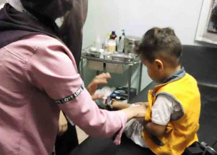 عيادة متنقلة بالمجان لعلاج المرضى في مخيم خان دنون