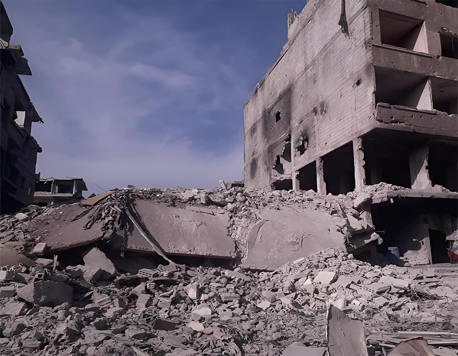انهيار مبنى في الحجر الأسود وتحذيرات في مخيم اليرموك