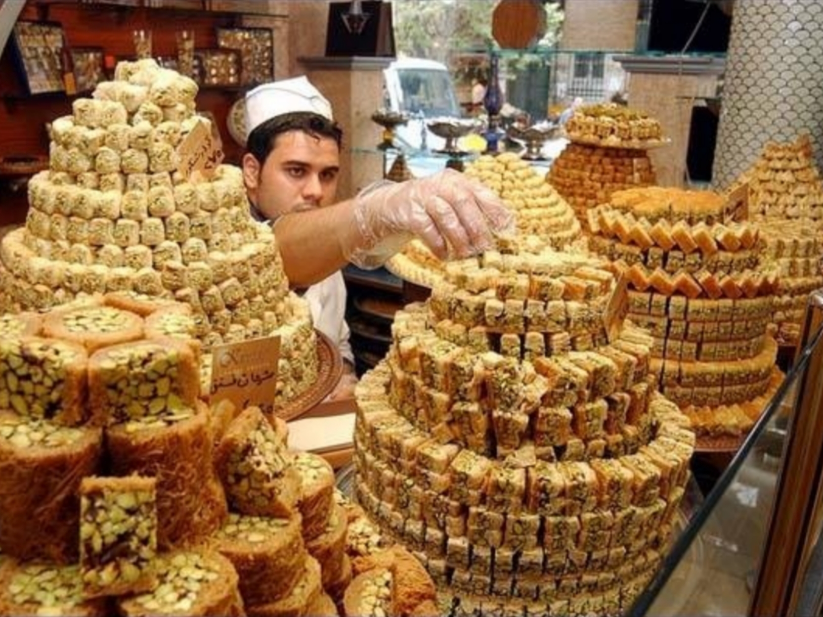 عيد الفطر بين الفرح والتحديات. الأسعار تحرم اللاجئين الفلسطينيين من حلويات العيد