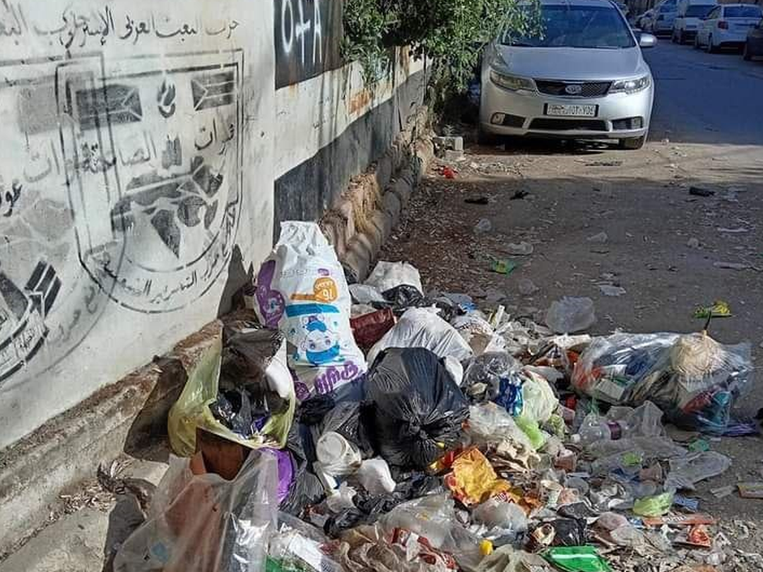 النفايات المتراكمة في مخيم حماه قاتل صامت يهدد حياة الأهالي