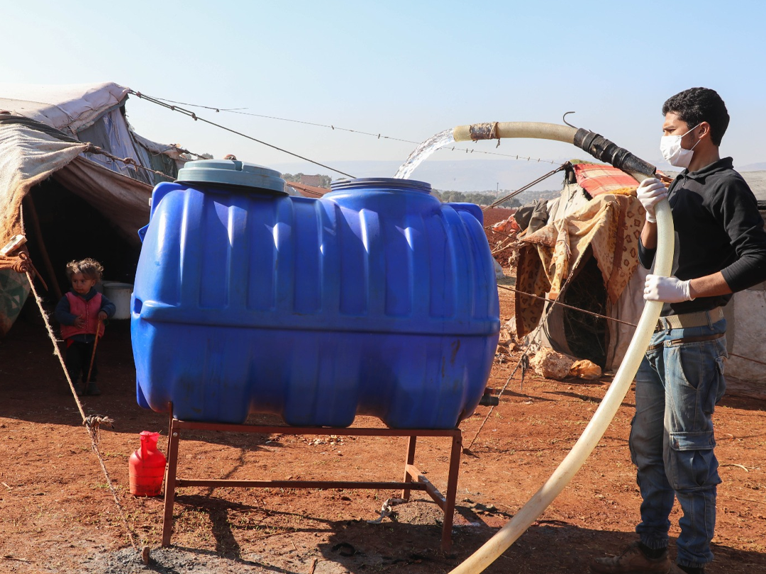 بينهم فلسطينيون. آلاف النازحين في الشمال السوري يواجهون كارثة إنسانية بسبب نقص المياه