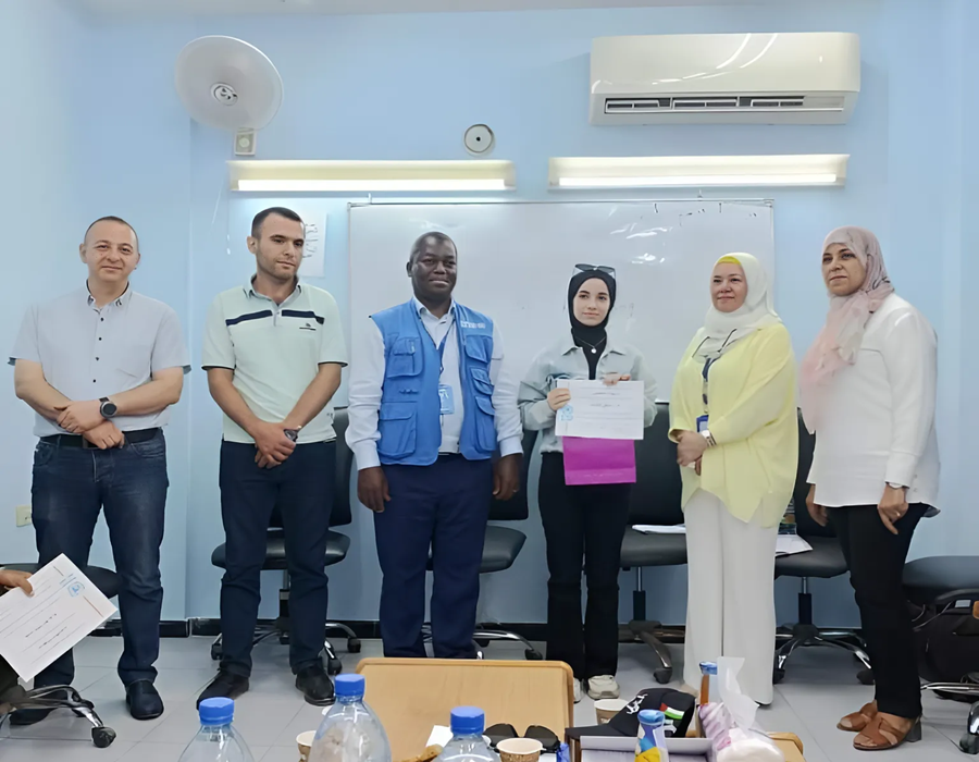 تكريم صاحبة المركز الأول في الإعدادية على مدارس الأونروا في سورية