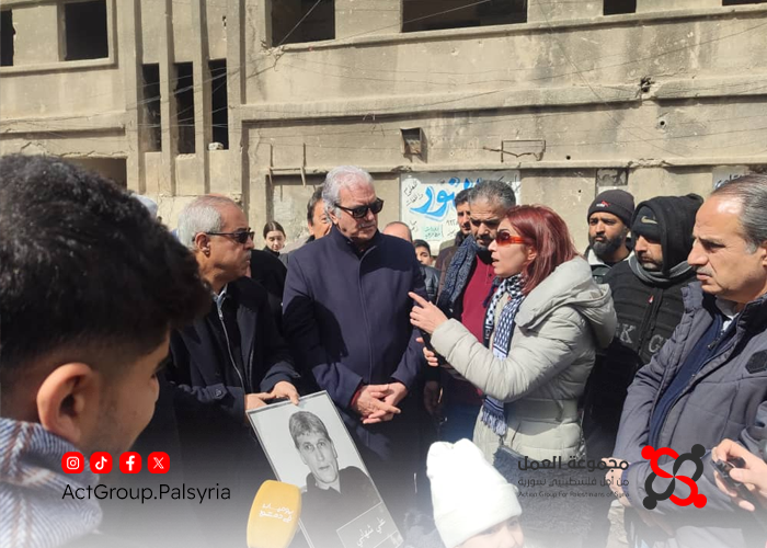 فنانون سوريون يحيون ذكرى شهداء مخيم اليرموك من أمام منزل علي الشهابي