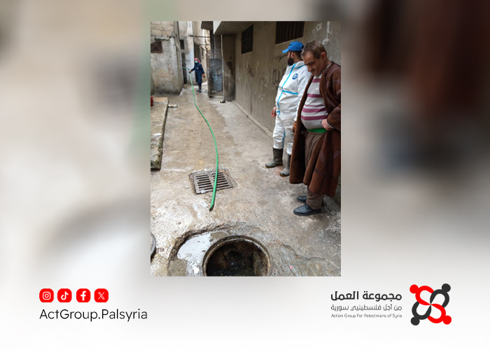 أهالي مخيم العائدين في حماة يشيدون بجهود عمال النظافة التابعين للأونروا