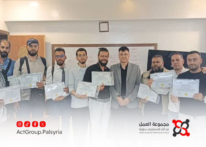 توزيع شهادات مشاركة على مراسلي "مجموعة العمل" بعد دورة تدريبية في مخيم اليرموك