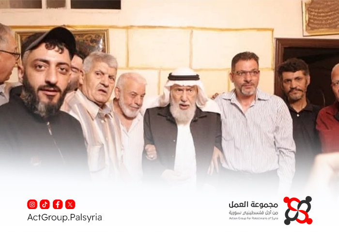 بعد أكثر من 50 عاماً على الإبعاد: الشيخ الفلسطيني غازي التوبة يزور مخيم العائدين بحمص