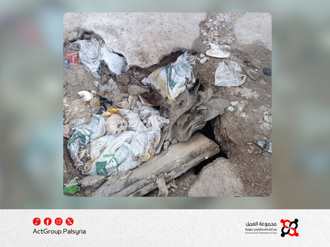 عند بوابة مخيم جرمانا… حفرة أرضية تتحول إلى تهديد يومي للأهالي