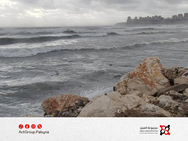 هطولات مطرية قوية في الواجهة البحرية لمخيم العائدين والدفاع المدني يرفع حالة التأهب