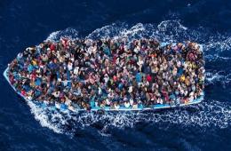 البحرية الإيطالية تنقذ سفينة تقل 450 مهاجراً