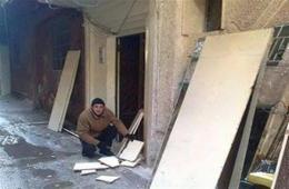 الحصار والبرد يجبران أهالي اليرموك على تحطيم أثاث منازلهم بحثاً عن الدفء
