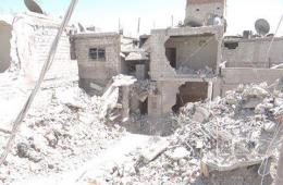 دمار عدد كبير من منازل مخيم درعا فوق رؤوس أصحابها بسبب استمرار تعرضها للقصف بالبراميل المتفجرة 