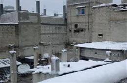 بعد منعها لأسبوع، حواجز الأمن السوري تسمح بدخول الحطب والغاز إلى مخيم حمص 