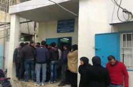 لاجئون فلسطينيون من سورية يعتصمون أمام مكتب "الأونروا" في البداوي